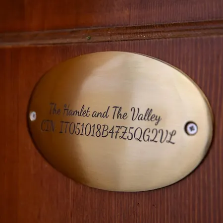 The Hamlet&the Valley, Il Paesino E La Vallata
